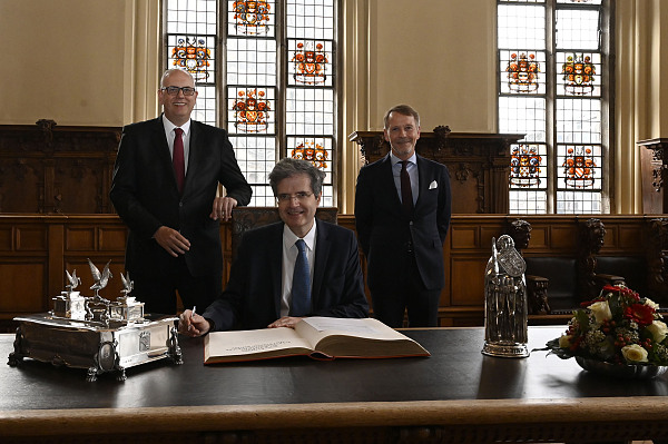 Der Botschafter der Französischen Republik, François Delattre, trägt sich in der Oberen Halle des Rathauses in das Goldene Buch ein.