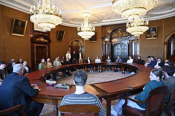 Bürgermeister Dr. Andreas Bovenschulte unterhielt sich mit den Jugendlichen aus Danzig im Senatssaal.