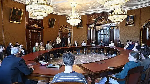 Bürgermeister Dr. Andreas Bovenschulte unterhielt sich mit den Jugendlichen aus Danzig im Senatssaal.