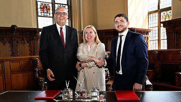 Große Freude über die Unterzeichnung der Gemeinsamen Absichtserklärung zwischen Bremen und der Oblast Odessa: Roman Grygoryshyn, stellvertretender Gouverneur der Militärverwaltung Odessa, Generalkonsulin der Ukraine, Dr. Irina Tybinka uhd Bürgermeister Dr. Andreas Bovenschulte in der Oberen Halle des Bremer Rathauses (v.re.).