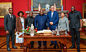 Bürgermeister Andreas Bovenschulte (3. V. re.) begrüßte eine Delegation aus Namibia rund um Windhoeks Bürgermeister Joseph Uapingene (Mi.) im Rathaus. Mit im Bild (v. li. nach re.): Geschäftsführender Stadtdirektor Moses Matyayi, Monika Sheefini, Koordinatorin Intergovernmental Relations, Stadtrat Dr. Job Shipululo Amupanda, Michelle Farmer, Erste Sekretärin Botschaft Namibia, und Stadtrat Sam Shafiishuna Nujoma.