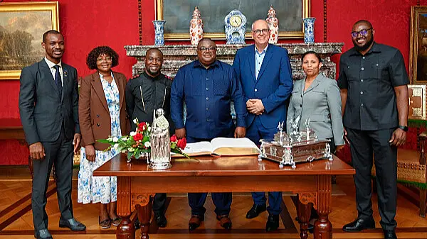 Bürgermeister Andreas Bovenschulte (3. V. re.) begrüßte eine Delegation aus Namibia rund um Windhoeks Bürgermeister Joseph Uapingene (Mi.) im Rathaus. Mit im Bild (v. li. nach re.): Geschäftsführender Stadtdirektor Moses Matyayi, Monika Sheefini, Koordinatorin Intergovernmental Relations, Stadtrat Dr. Job Shipululo Amupanda, Michelle Farmer, Erste Sekretärin Botschaft Namibia, und Stadtrat Sam Shafiishuna Nujoma.