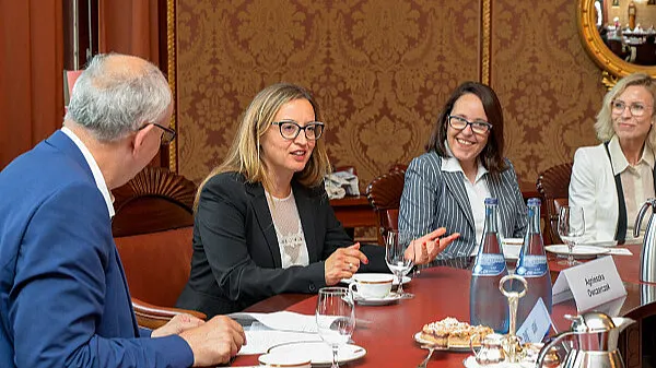 Unter der Leitung der Vorsitzenden des Danziger Stadtrats, Agnieszka Owczarczak (2. v. li.) ist eine Delegation aus Danzig zu Besuch in Bremen und hat Bürgermeister Andreas Bovenschulte (li.) im Rathaus getroffen.