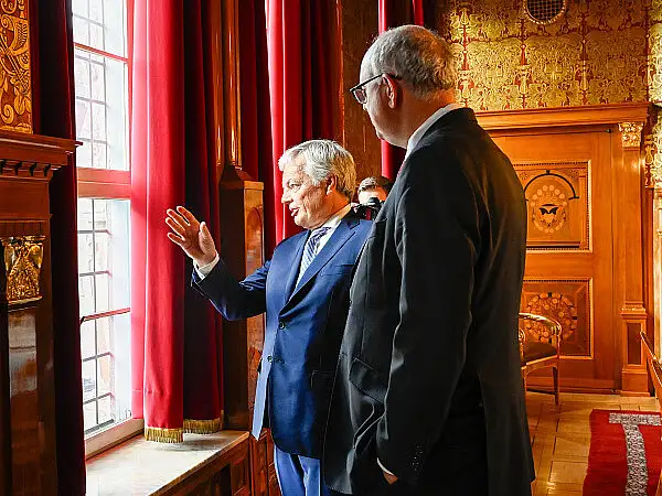 EU-Kommissar Didier Reynders (li.) und Bürgermeister Andreas Bovenschulte in der Güldenkammer des Bremer Rathauses.