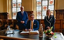Eintrag in das Goldene Buch: Botschafter Oleksii Makeiev (sitzend), Bürgermeister Andreas Bovenschulte und Generalkonsulin Iryna Tybinka.