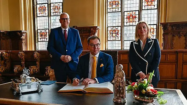 Eintrag in das Goldene Buch: Botschafter Oleksii Makeiev (sitzend), Bürgermeister Andreas Bovenschulte und Generalkonsulin Iryna Tybinka.