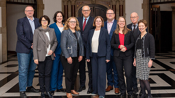 Der Bremer Senat (von links): Özlem Ünal (Senatorin für Bau, Mobilität und Stadtentwicklung), Sascha Karolin Aulepp (Senatorin für Kinder und Bildung), Kristina Vogt (Senatorin für Wirtschaft, Häfen und Transformation), Bürgermeister Dr. Andreas Bovenschulte (Präsident des Senats, Senator für Kultur, Senator für Angelegenheiten der Religionsgemeinschaften), Bürgermeister Björn Fecker (Senator für Finanzen), Kathrin Moosdorf (Senatorin für Umwelt, Klima und Wissenschaft), Dr. Claudia Schilling (Senatorin für Arbeit und Soziales, Senatorin für Justiz und Verfassung), Claudia Bernhard, Ulrich Mäurer (Senator für Inneres und Sport).