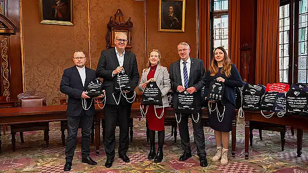 Im Senatssaal des Rathauses dankte Bürgermeister Andreas Bovenschulte den Organisatorinnen und Organisatoren der Weihnachtsbeutel-Aktion (von links): Pastor Andreas Hamburg von der St.-Markus-Gemeinde, Bürgermeister Bovenschulte, Alina Armerding und Roland Spiedel (Stiftung Solidarität Ukraine) und Kateryna Solopova (Senatskanzlei).