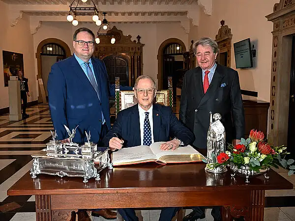 Bürgermeister und Finanzsenator Björn Fecker mit Botschafter der Republik Peru, Augusto David Teodoro Arzubiaga Scheuch und Honorarkonsul Hans-Joachim Schnitger (v.l.n.r.) während des Eintrages in das Goldene Buch.