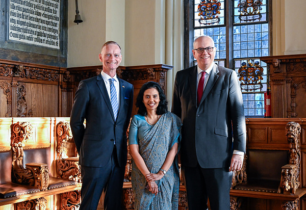 (v.l.n.r.) Honorarkonsul Thomas Kriwat und Botschafterin Varuni Muthukumarana der Demokratischen Sozialistischen Republik Sri Lanka während des Antrittsbesuches bei Bürgermeister Andreas Bovenschulte im Rathaus.