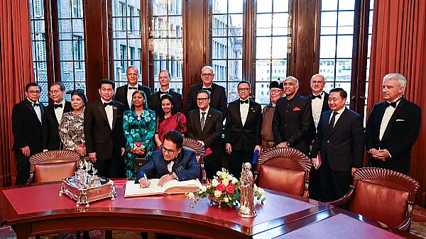 Eintrag in das Goldene Buch der Freien Hansestadt Bremen: 13 Botschafterinnen und Botschafter aus dem asiatisch-pazifischem Raum waren anlässlich des 123. Stiftungsfest des Ostasiatischen Vereins im Bremer Rathaus und wurden von Bürgermeister Andreas Bovenschulte (Mitte hinten) begrüßt.