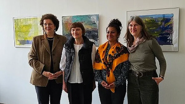 Das Foto zeigt Katerina Vatsella (Bremer Kunststipendium), Aina Putnina (Künstlerin), Vizepräsidentin Sahhanim Görgü-Philipp (Bremische Bürgerschaft), Ute Duwensee (Bremer Heimstiftung) bei der Ausstellungseröffnung am 15. April 2024.