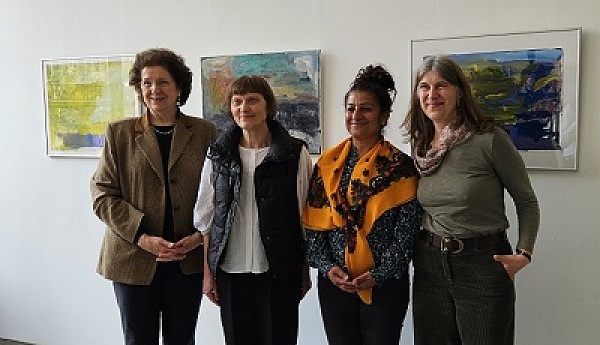 Das Foto zeigt Katerina Vatsella (Bremer Kunststipendium), Aina Putnina (Künstlerin), Vizepräsidentin Sahhanim Görgü-Philipp (Bremische Bürgerschaft), Ute Duwensee (Bremer Heimstiftung) bei der Ausstellungseröffnung am 15. April 2024.
