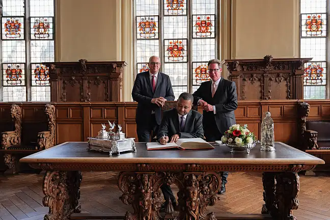 Eintrag ins Goldene Buch. Personen (v.l.): Bürgermeister Andreas Bovenschulte; S.E. Herr Fekadu Beyene Ayana, Botschafter der Demokratischen Bundesrepublik Äthiopien; Honorarkonsul Thomas Gerkmann.