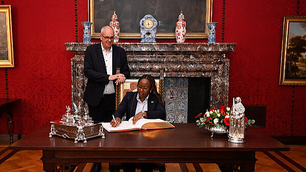Bürgermeisterin Queen Omagano Kamati aus Windhoek trug sich in das Goldene Buch ein. Bürgermeister Andreas Bovenschulte begrüßte sie im Rathaus.