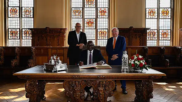 Eintrag in das Goldene Buch der Freien Hansestadt Bremen: Botschafter Martin Andjaba (Mitte) mit Bürgermeister Andreas Bovenschulte (li.) und Honorarkonsul Uwe Beckmeyer (re.).