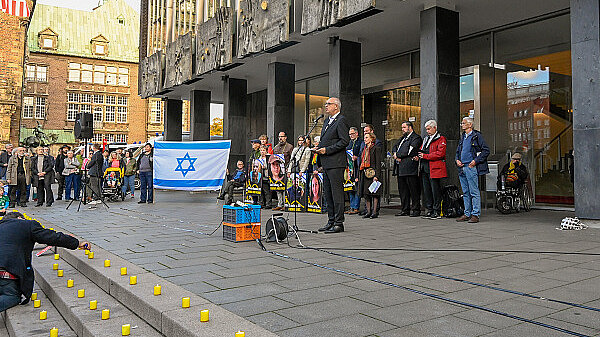 Bürgermeister Andreas Bovenschulte bei der Mahnwache anlässlich des ersten Jahrestages des Überfalls der Hamas über Israel.