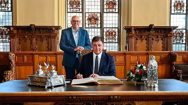 Izmirs Bürgermeister Cemil Tugay (rechts) wurde im Rathaus von Bürgermeister Andras Bovenschulte empfangen und trug sich in das Goldene Buch ein.