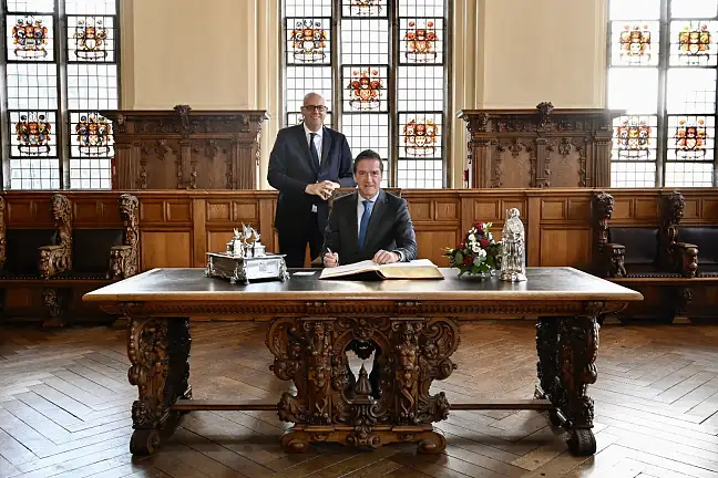 Der finnische Botschafter Kai Jürgen Mikael Sauer (sitzend) wurde von Bürgermeister Andreas Bovenschulte im Rathaus empfangen und trug sich in das Goldene Buch ein.