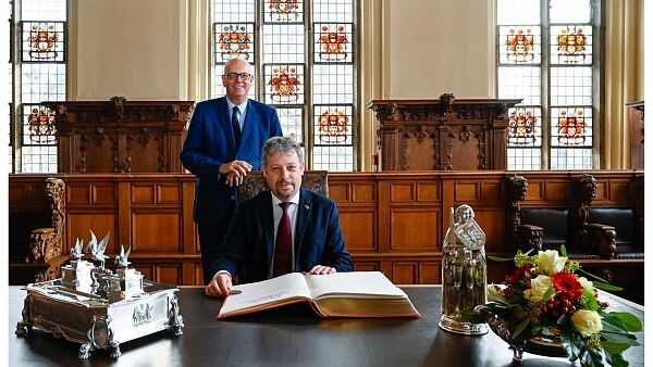 Eintrag in das Goldene Buch der Freien Hansestadt Bremen: Der Botschafter der Republik Belgiens, Piet Heirbaut, und Bürgermeister Andreas Bovenschulte.