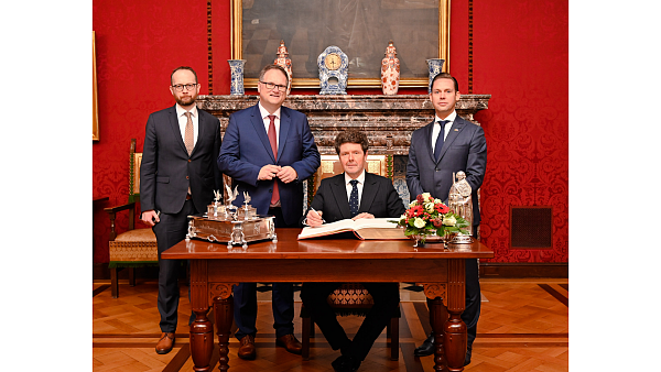 Der  Botschafter der Tschechischen Republik, Jiri Cistecky, trägt sich in das Goldene Buch ein.