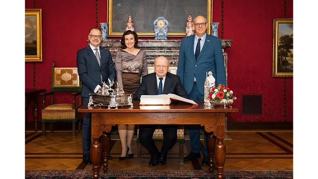 Trugen sich anlässlich der ESA-Ministerratskonferenz in das Goldene Buch ein (von rechts): Josef Aschbacher (ESA-Generaldirektor), die Bundesministerin für Forschung, Technologie und Raumfahrt, Dorothee Bär, und der italienische Wirtschaftsminister Adolfo Urso. Bürgermeister Andreas Bovenschulte begrüßte die Gäste.