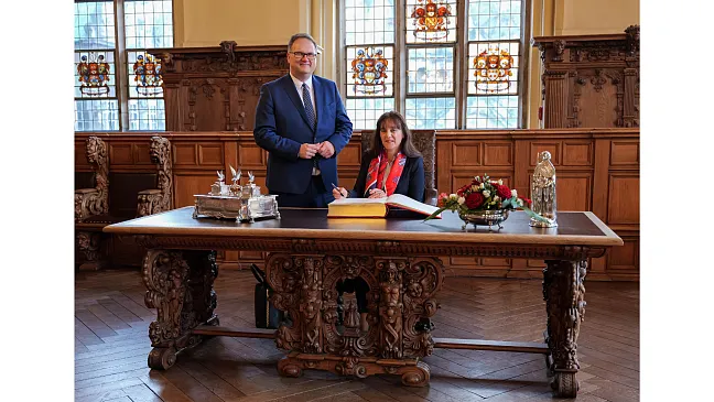 Maltas Botschafterin Marlene Bonnici udn Bürgermeister Björn Fecker.