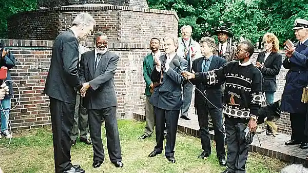 Der damalige Bürgermeister Henning Scherf (li.) weihte 1996 gemeinsam mit Sam Nujoma (2. von li.) am zum Anti-Kolonialdenkmal umgewidmeten Elefanten eine Gedenktafel für die Opfer der deutschen Kolonialherrschaft in Namibia ein. 