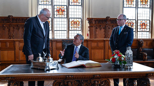 Der Botschafter Panamas, Vladimir Adolfo Franco Sousa (Mitte), im Gespräch Bürgermeister Andreas Bovenschulte. Honorarkonsul Kai Hessemer (re.) begleitet den Botschafter beim Antrittsbesuch.