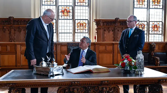 Der Botschafter Panamas, Vladimir Adolfo Franco Sousa (Mitte), im Gespräch Bürgermeister Andreas Bovenschulte. Honorarkonsul Kai Hessemer (re.) begleitet den Botschafter beim Antrittsbesuch.