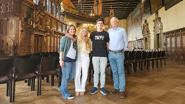 Gruppenfoto in der Oberen Rathaushalle