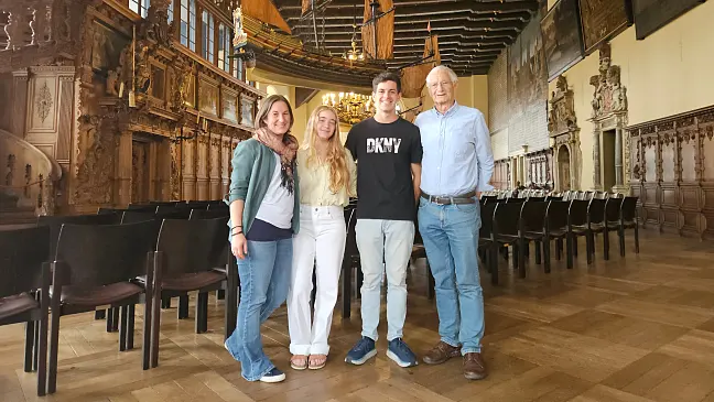 Gruppenfoto in der Oberen Rathaushalle