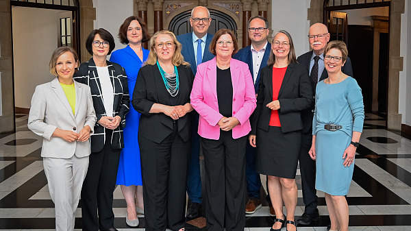 Der Bremer Senat (von links): Die Bevollmächtigte beim Bund und für Europa, Staatsrätin Nancy Böhning, Senatorin für Gesundheit, Frauen und Verbraucherschutz Claudia Bernhard,   Senatorin für Umwelt, Klima und Wissenschaft Kathrin Moosdorf, Senatorin für Bau, Mobilität und Stadtentwicklung Özlem Ünsal, Bürgermeister Dr. Andreas Bovenschulte, Senatorin für Wirtschaft, Häfen und Transformation Kristina Vogt, Senatorin für Kinder und Bildung Sascha Karolin Aulepp, Senator für Inneres und Sport Ulrich Mäurer und Senatorin für Arbeit, Soziales, Jugend und Integration und Senatorin für Justiz und Verfassung Dr. Claudia Schilling.