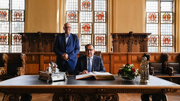 Bürgermeister Andreas Bovenschulte hat den Botschafter der Republik Kasachstan, Nurlan Onzhanov, im Bremer Rathaus empfangen.