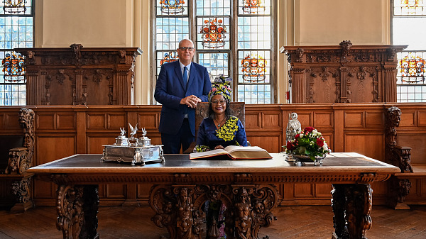 Bürgermeister Andreas Bovenschulte hat die Botschafterin Kongos, Edith Antoinette Itoua, im Bremer Rathaus empfangen.