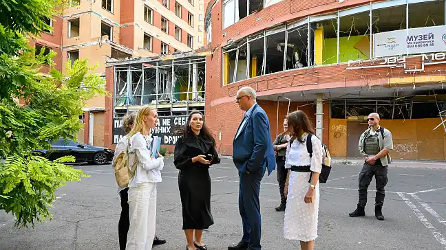 Bürgermeister Andreas Bovenschulte im Gespräch mit Kateryna Marchenko, Direktorin für internationale Beziehungen der Oblast Odesa.