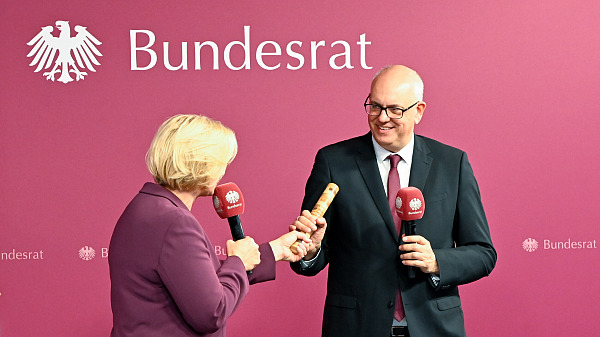Bundesratspräsidentin Anke Rehlinger hat am 3. Oktober 2025 in Saarbrücken den Staffelstab der Bundesratspräsidentschaft an ihren designierten Nachfolger, den Bremer Bürgermeister Andreas Bovenschulte, übergeben.