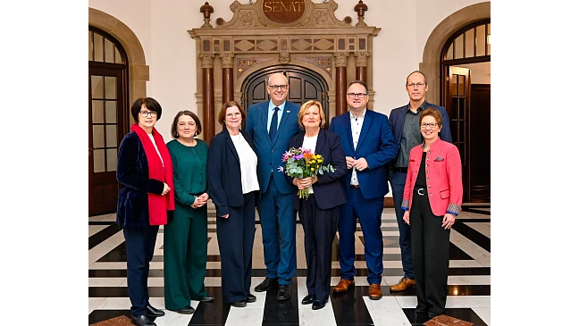 Der Senat (vorne links): Claudia Bernhard (Senatorin für Gesundheit, Frauen und Verbraucherschutz), Henrike Müller (Senatorin für Umwelt, Klima und Wissenschaft), Kristina Vogt (Senatorin für Wirtschaft, Häfen und Transformation), Bürgermeister Dr. Andreas Bovenschulte (Präsident des Senats), Dr. Eva Högl (Senatorin für Inneres und Sport), Bürgermeister Björn Fecker (Senator für Finanzen), Mark Rackles (Senator für Kinder und Bildung) und Dr. Claudia Schilling (Senatorin für Arbeit, Soziales, Jugend und Integration, Senatorin für Justiz und Verfassung)