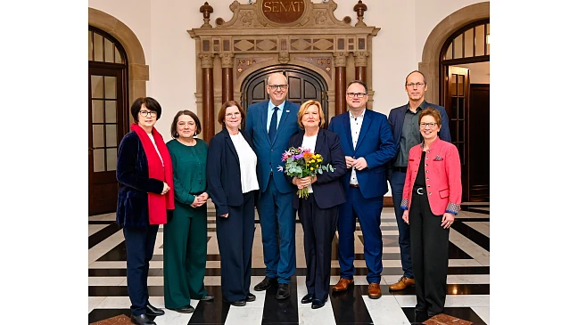 Der Senat (vorne links): Claudia Bernhard (Senatorin für Gesundheit, Frauen und Verbraucherschutz), Henrike Müller (Senatorin für Umwelt, Klima und Wissenschaft), Kristina Vogt (Senatorin für Wirtschaft, Häfen und Transformation), Bürgermeister Dr. Andreas Bovenschulte (Präsident des Senats), Dr. Eva Högl (Senatorin für Inneres und Sport), Bürgermeister Björn Fecker (Senator für Finanzen), Mark Rackles (Senator für Kinder und Bildung) und Dr. Claudia Schilling (Senatorin für Arbeit, Soziales, Jugend und Integration, Senatorin für Justiz und Verfassung)