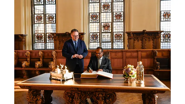 Dschibutischer Botschafter Yacin Houssein Doualé und Bürgermeister Björn Fecker.