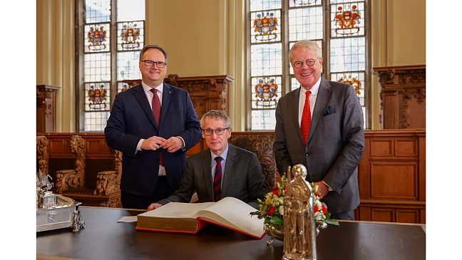 Eintrag in das Goldene Buch: Botschafter des Königreichs Dänemark, Thomas Østrup Møller, Bürgermeister Björn Fecker (li.) und Honorarkonsul Eduard Dubbers-Albrecht.