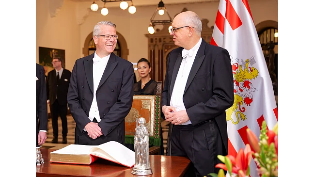 Der Ehrengast der 482. Schaffermahlzeit, Vincent Clerc, CEO von A.P. Moller – Mearsk (li.) und Bürgermeister Andreas Bovenschulte nach dem Eintrag in das Goldene Buch.