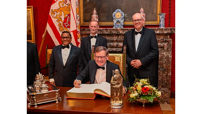 Bundesaußenminister Johann Wadephul (sitzend) und sein Amtskollege aus Sri Lanka, Vijitha Herath, (links) trugen sich vor dem Fest in das Goldene Buche Bremens ein. Mit dabei: Bürgermeister Andreas Bovenschulte (rechts) und der Vorsitzende des Ostasiatischen Vereins, Thomas Kriwat.