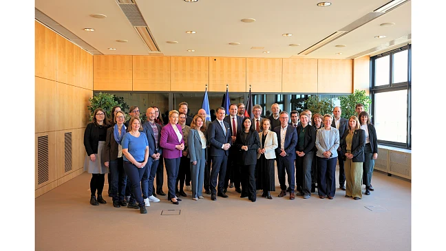 Die für Entwicklungszusammenarbeit zuständigen Ministerinnen und Minister der Länder zusammen mit Mitarbeiterinne und Mitarbeitern aus den Fachabteilungen