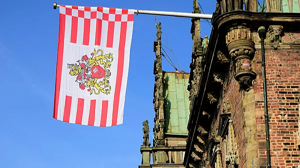 Die Bremer Speckflagge hängt am Bremer Rathaus.