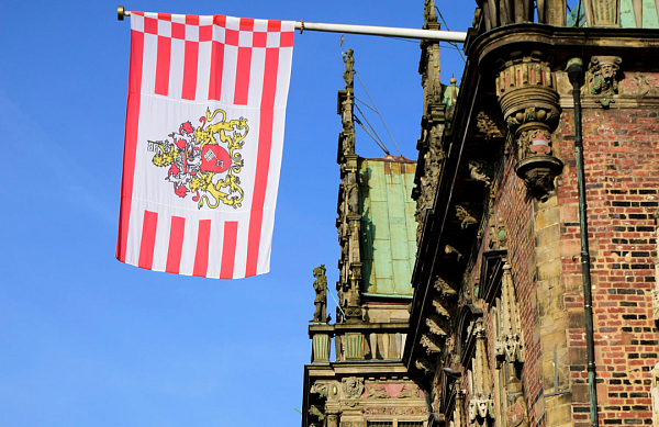 Die Bremer Speckflagge hängt am Bremer Rathaus.
