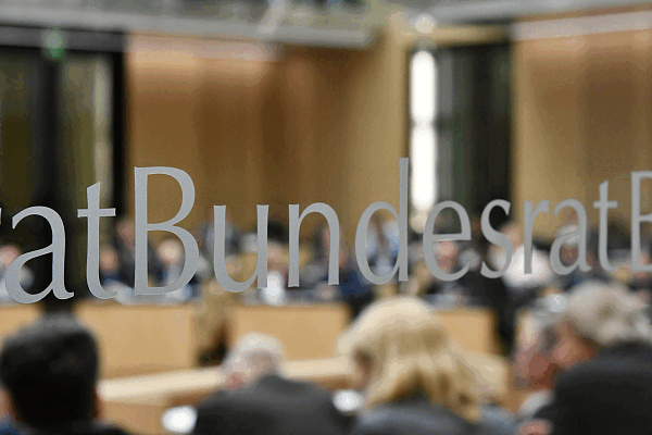 Blick durch eine Tür in den Bundesrat