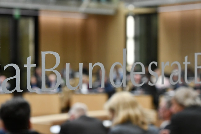 Blick durch eine Tür in den Bundesrat