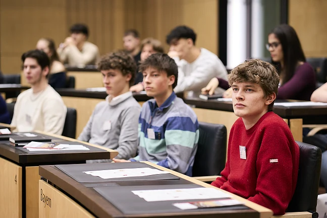 Schülerinnen und Schüler mit dem Blick in den Bundesrat.