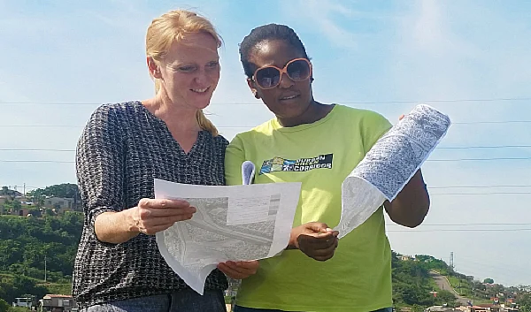 Symbolbild: Eine Frau und ein Mann schauen zusammen einen Plan an.